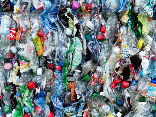 Symboles de recyclage des plastiques avec leurs numéros, allant de 1 à 7, et leurs utilisations courantes. Produits plastiques recyclés transformés en accessoires pratiques, comme ceux d'Unique Plastique