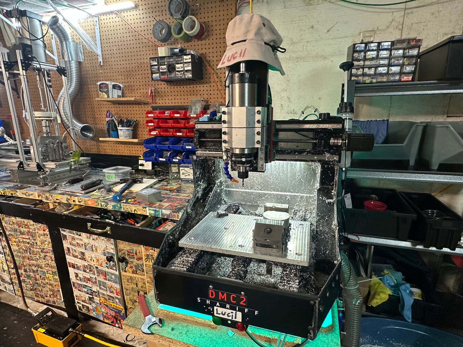 Machine CNC en action, utilisée pour la fabrication de produits en plastique recyclé chez Unique Plastique, offrant une précision exceptionnelle et un processus de production durable.