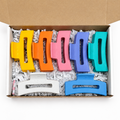 Boîte de 7 pinces à cheveux moyennes en plastique recyclé : jaune, orange corail, rose, lavande, aqua, blanche et bleu ciel